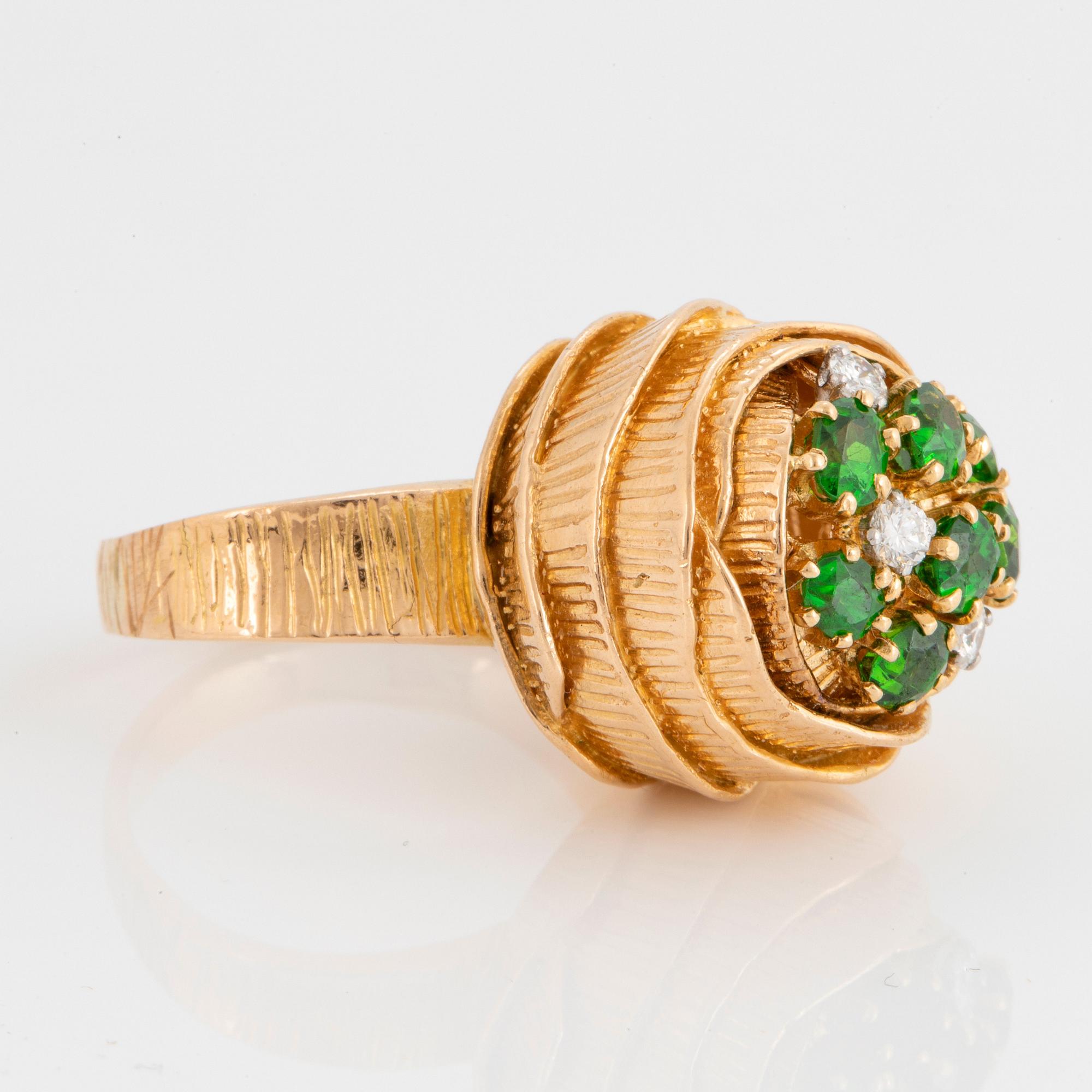 WA Bolin ring 18K guld med demantoidgranater och runda briljantslipade diamanter.