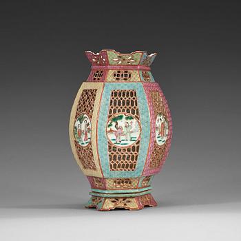 294. A famille rose lantern, Qing dynasty, 19th Century.