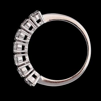 RING, 18K vitguld, 7 briljantslipade diamanter tot ca 1.46 ct.