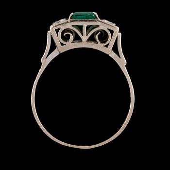 RING, 18K vitguld med 2 briljantslipade diamanter, 0.23 ct och smaragd, 0.57 ct, L Magnusson, Göteborg 1973. Vikt 4,7 g.