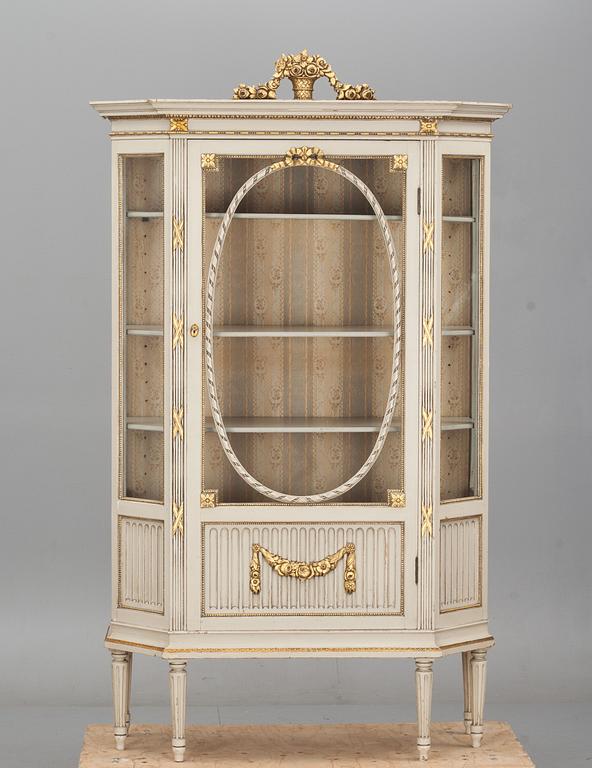 VITRINSKÅP, sengustaviansk stil, 1900-första hälft.