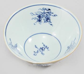 A blue and white and "café au lait" cup, Qing dynasty, Yongzheng (1723-36).