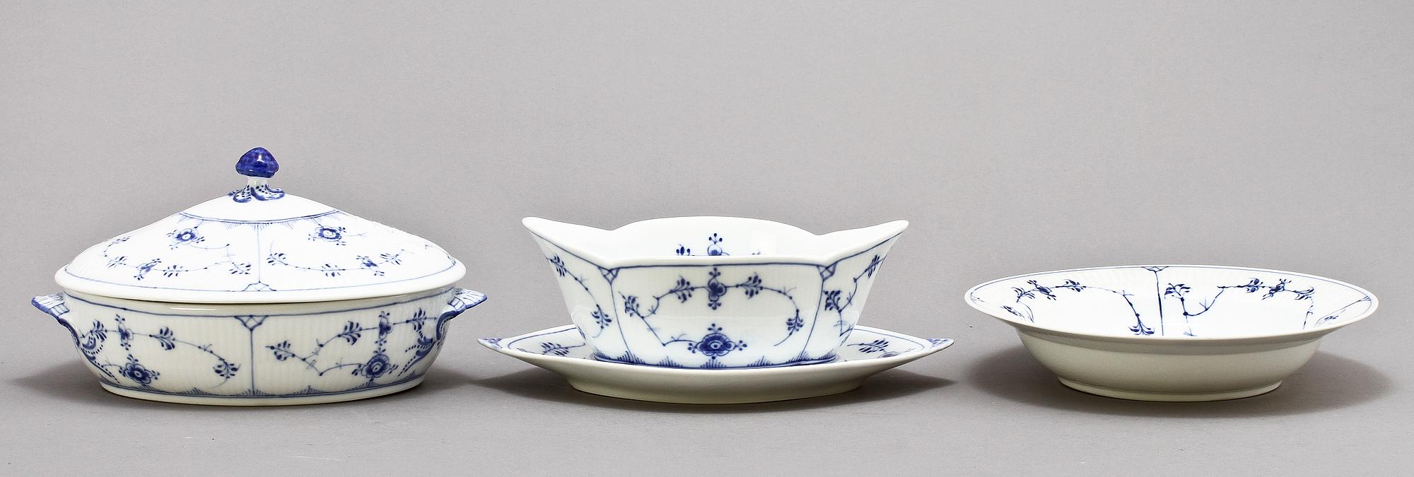 SERVISDELAR, 43 st, porslin, "Musselmalet", Royal Copenhagen.