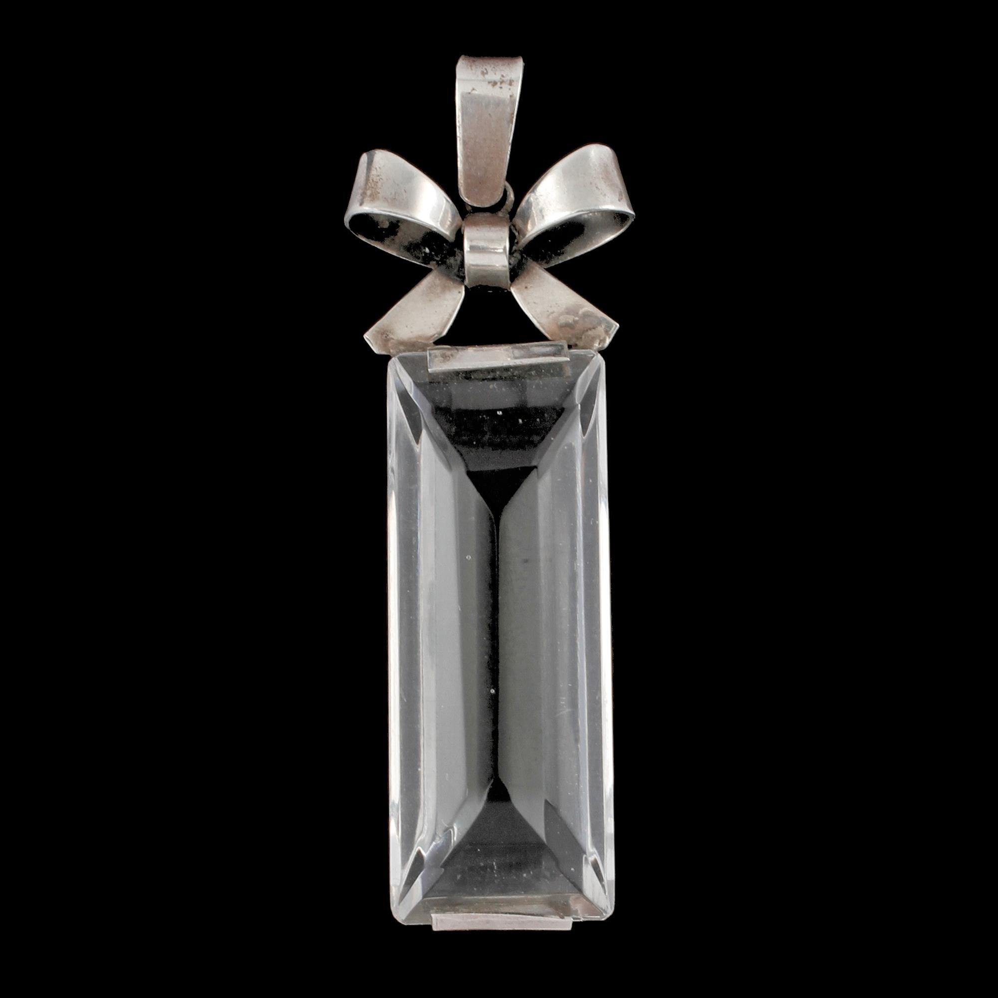 HÄNGE, silver samt fasettslipad bergskristall, Martin Elmblad, Stockholm, 1947. Vikt 12 g.