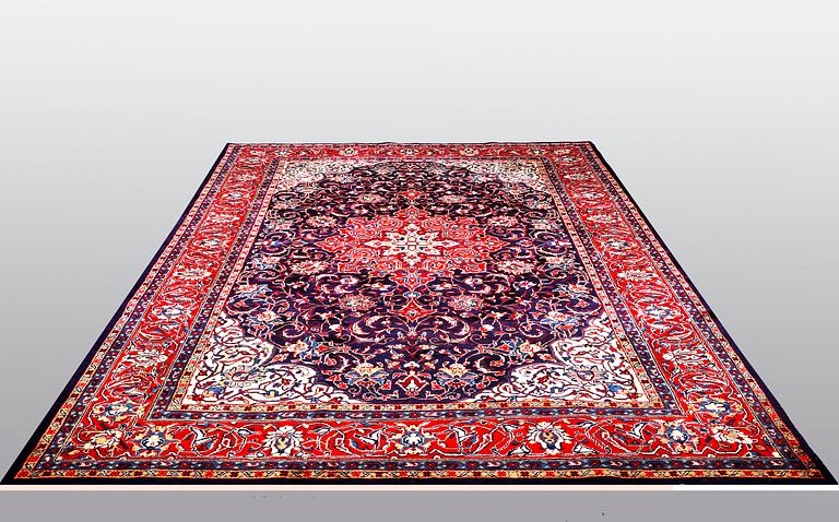 A carpet, Sarouk, ca 342 x 214 cm.