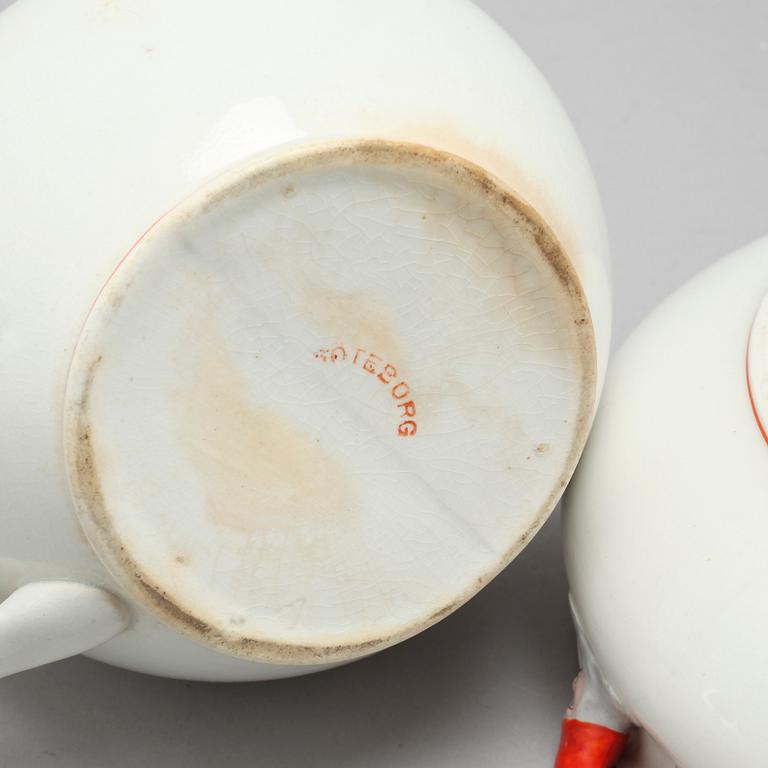 An eartheware porrige tureen and a jug from Göteborg, around the year 1900.
