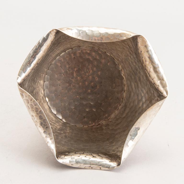 A 20th century bowl of silver, Mark of Adam Bentzen Graeser, Copenhagen 1901, weight 275g.