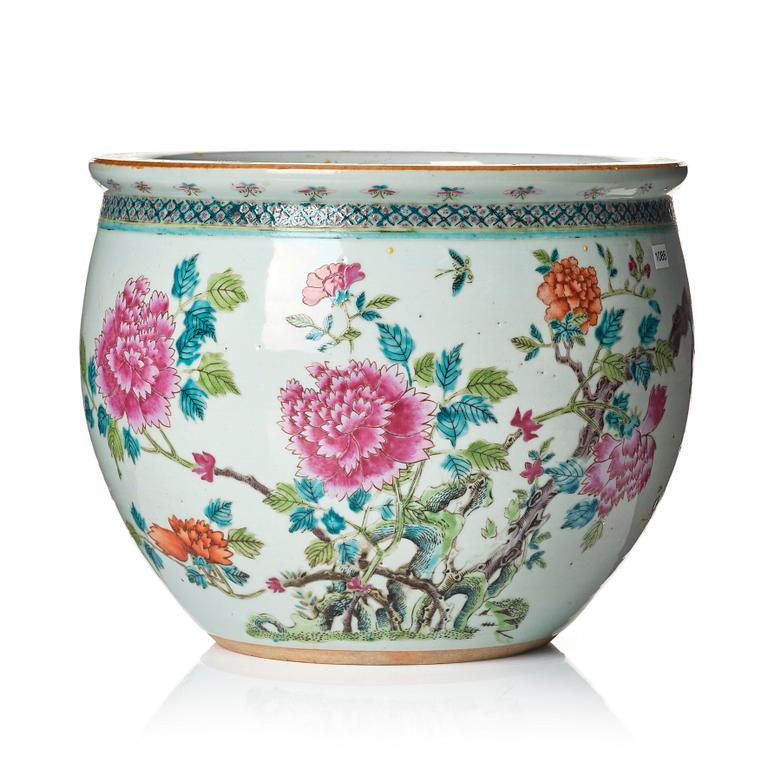 A famille rose flower pot, Qing dynasty, circa 1900.