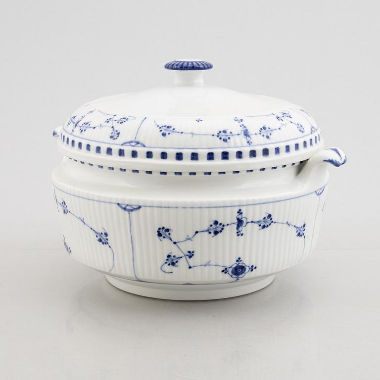 A 'Blue Fluted' / 'Musselmalet rifflet' porcelain tureen with cover, Royal Copenhagen, early model, 19th century.