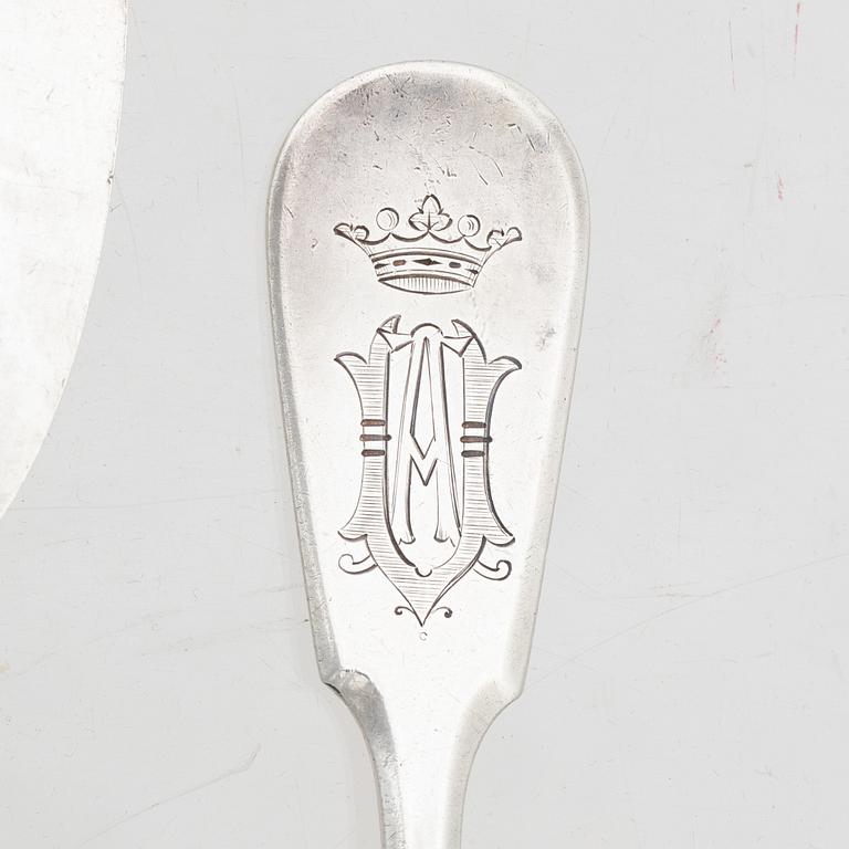 A silver server and six spoons, marks of Grachev, St Petersburg, and Helsingfors Juvel- och Filigranab, respectively.