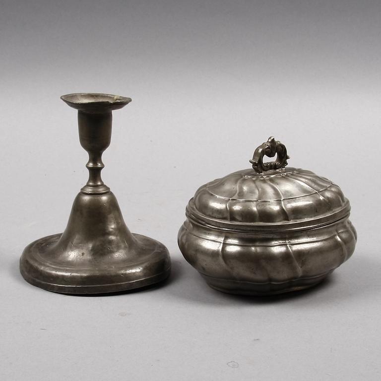 LJUSSTAKE SAMT SKÅL MED LOCK, tenn, gustaviansk resp rokokostil, 1800-1900-tal.