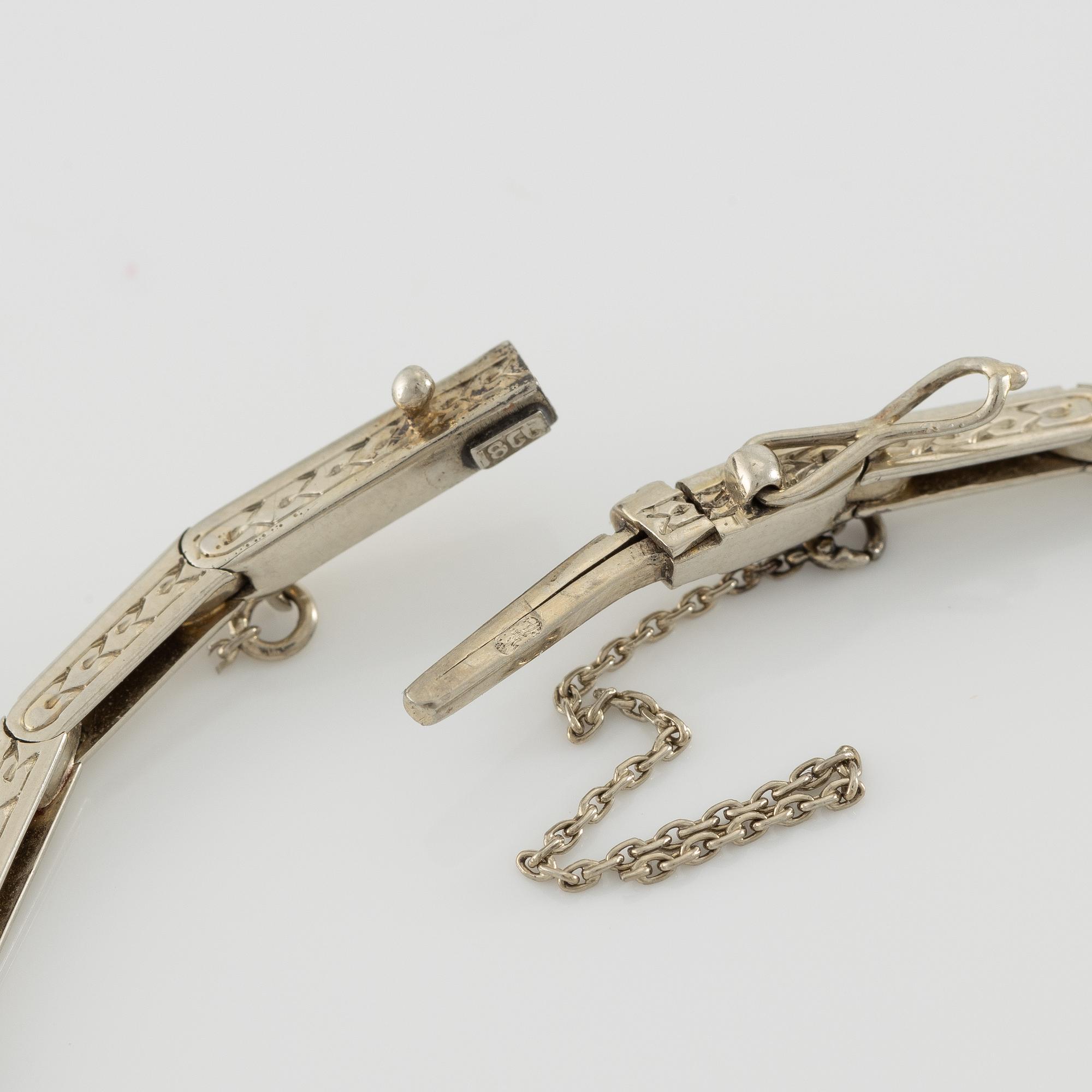 Bracelet, 18K white gold set with brilliant-cut and octagonal-cut diamonds and blue sapphires, Art Deco, circa 1920-30s.