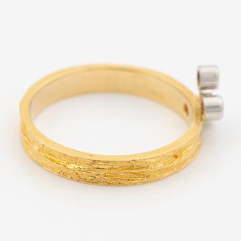 Björn Weckström, Ring, 18K guld med runda briljantslipade diamanter, Finland 1975. För Lapponia.