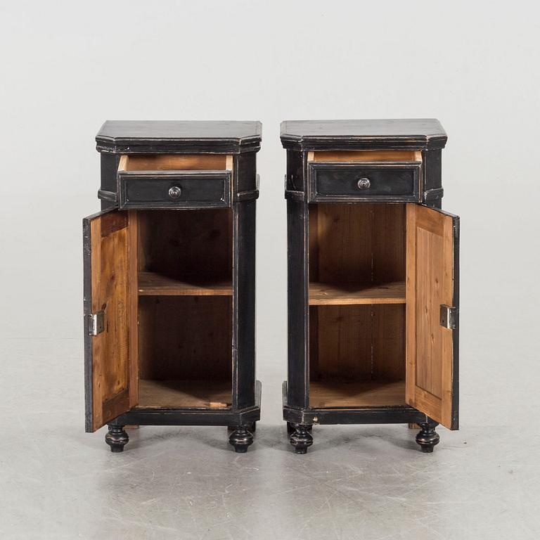 A PAIR OF NIGHT STANDS EARLY 20TH CENTURY.