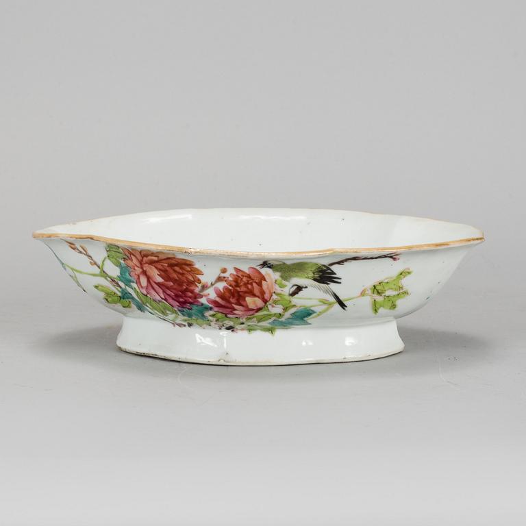 A Chinese famille rose footed dish, early 20th century.