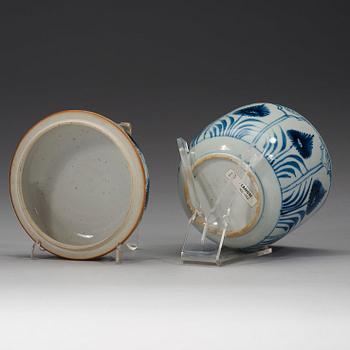 A blue and white box with cover, Qing dynasty, Kangxi (1662-1722).