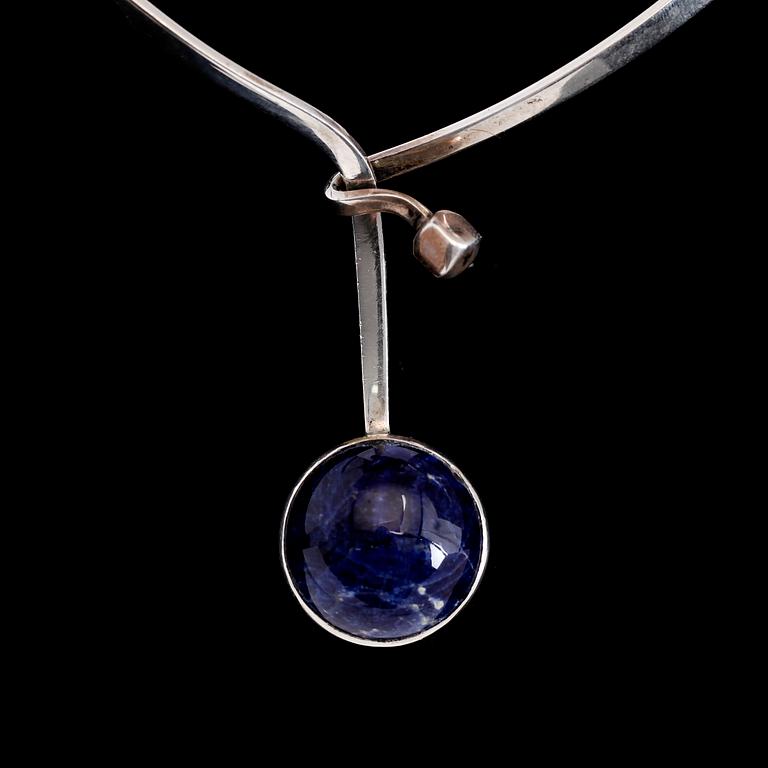 HALSRING, silver och blå sten, Gert Thysell, Gussi, Malmö 1968. Total vikt ca 33 g.