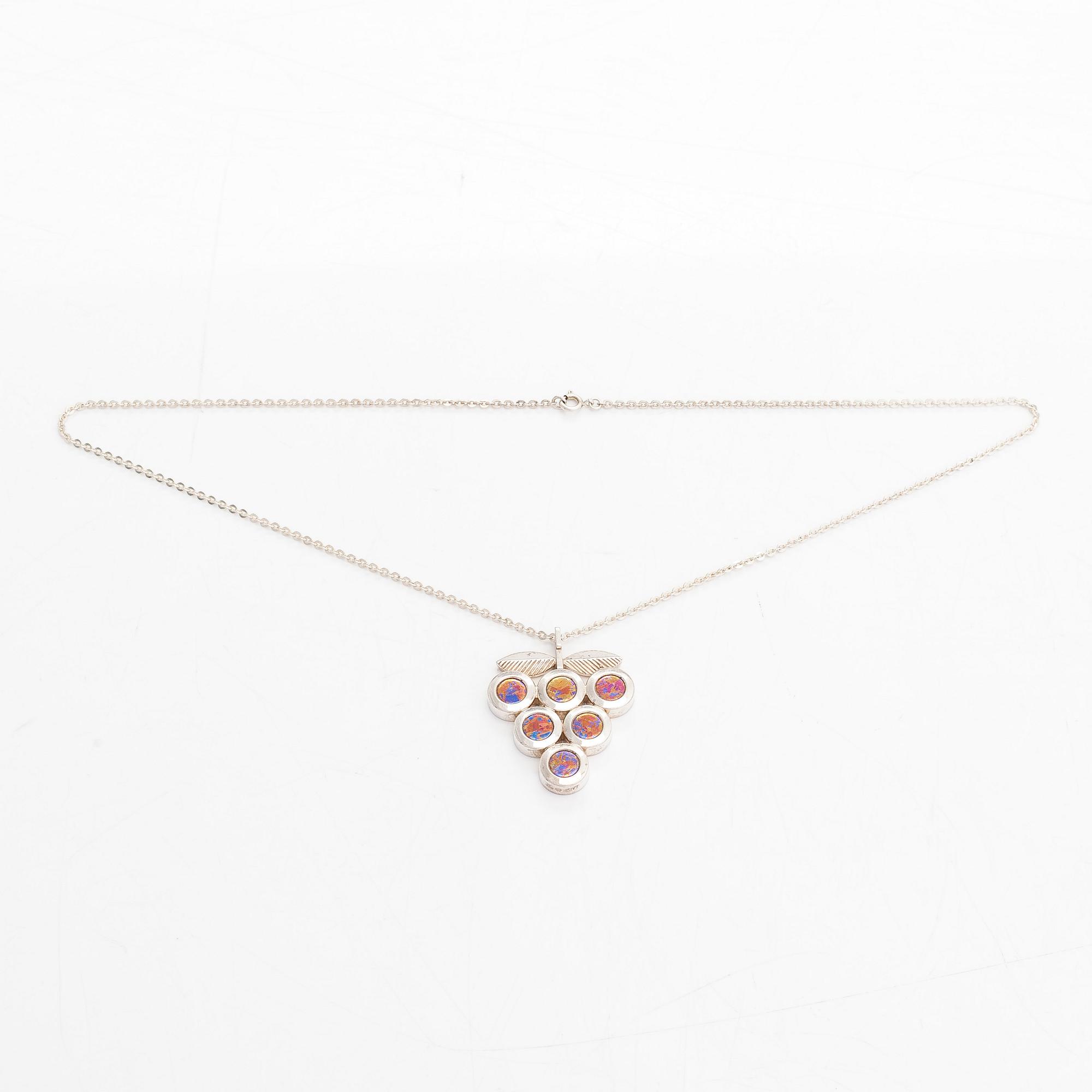 Nanny Still,  A sterling silver and titanium necklace. Kultakeskus, Hämeenlinna 1976.