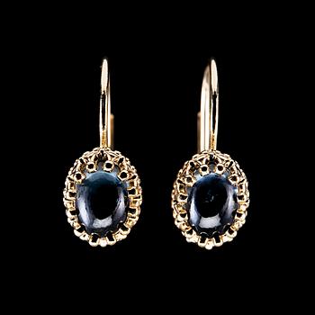 A PAIR OF EARRINGS, cabochon cut sapphires from Tanzania 2.67 ct.