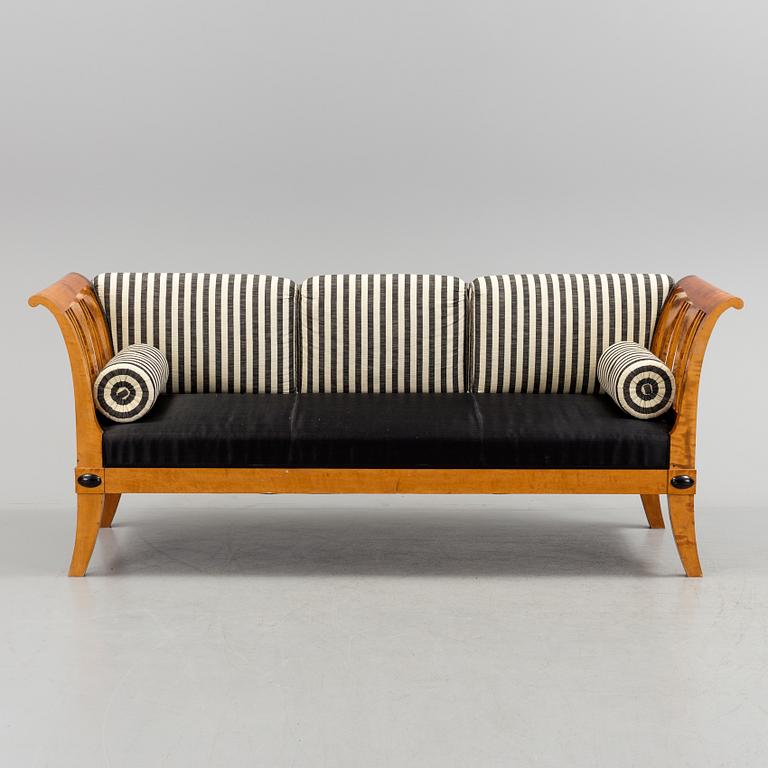 An early 20th century biedermeier-style chaise lounge.