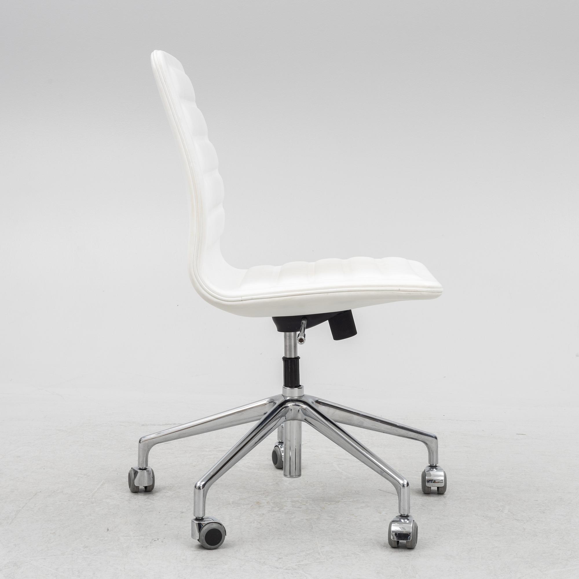 Jasper Morrison, a "Lotus Low chair", swivel chair, Cappellini, Italy.