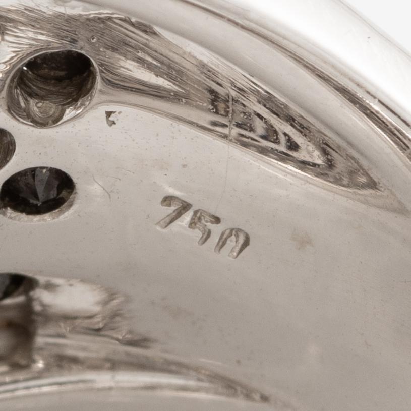 Ring in 18K gold set with round brilliant-cut black and colourless diamonds.