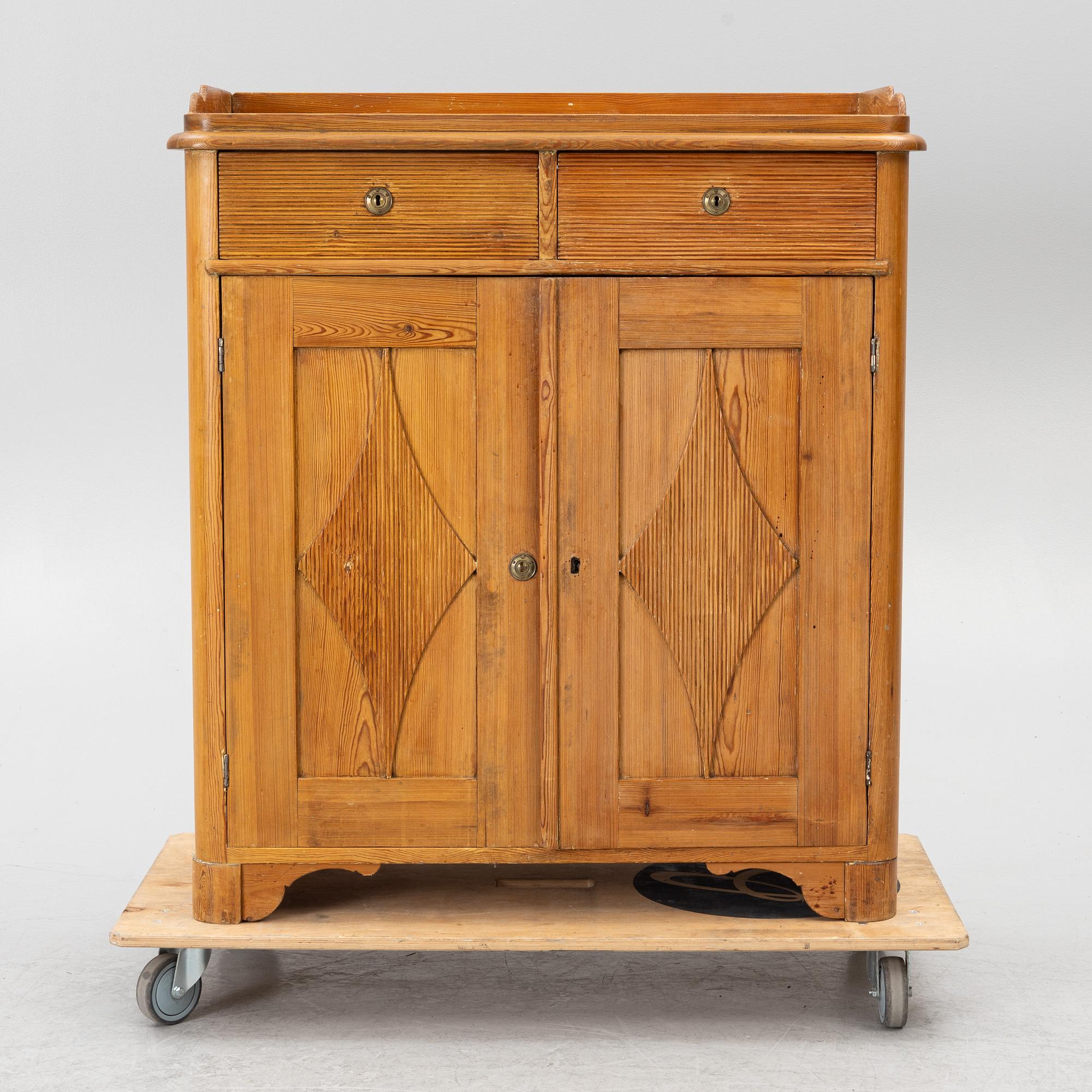 A pine cupboard, first part 19th century.