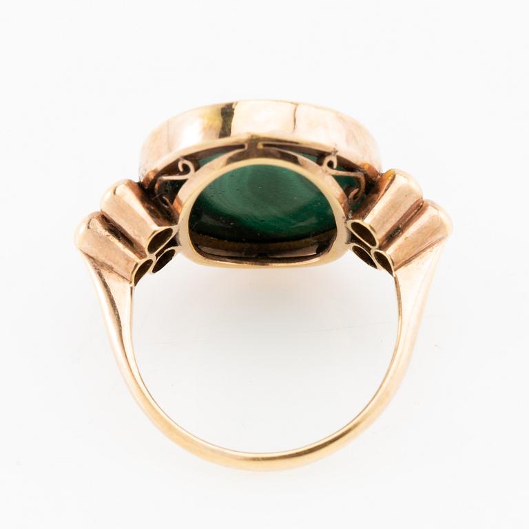Ring 18K gold with polished malachite.