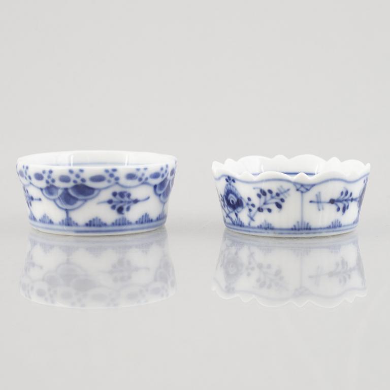 A group of five "Blue fluted" / "Musselmalet riflet" porcelain salt cellars, Royal Copenhagen, 1898-1923 and later.