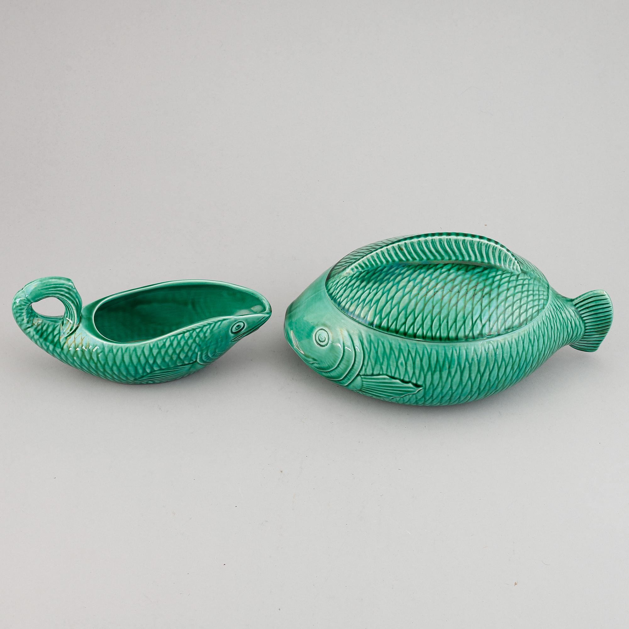Two pieces faiance fish service by Sarreguemines, France.