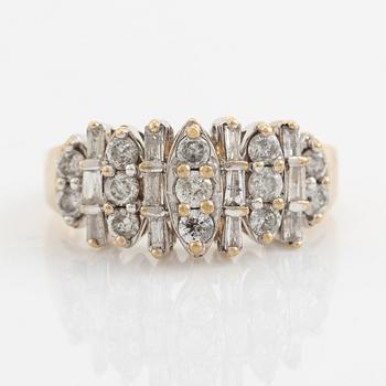 14K gold and baguette- and brilliant cut diamond ring.