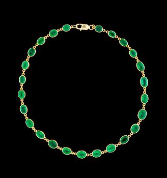 646. A gold and emerald necklace.