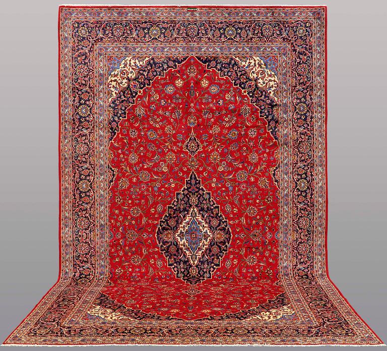 A signed Kashan carpet ca 490 x 289 cm.