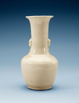 1752. A cream glazed vase, Qing dynasty, Kangxi (1662-1722).