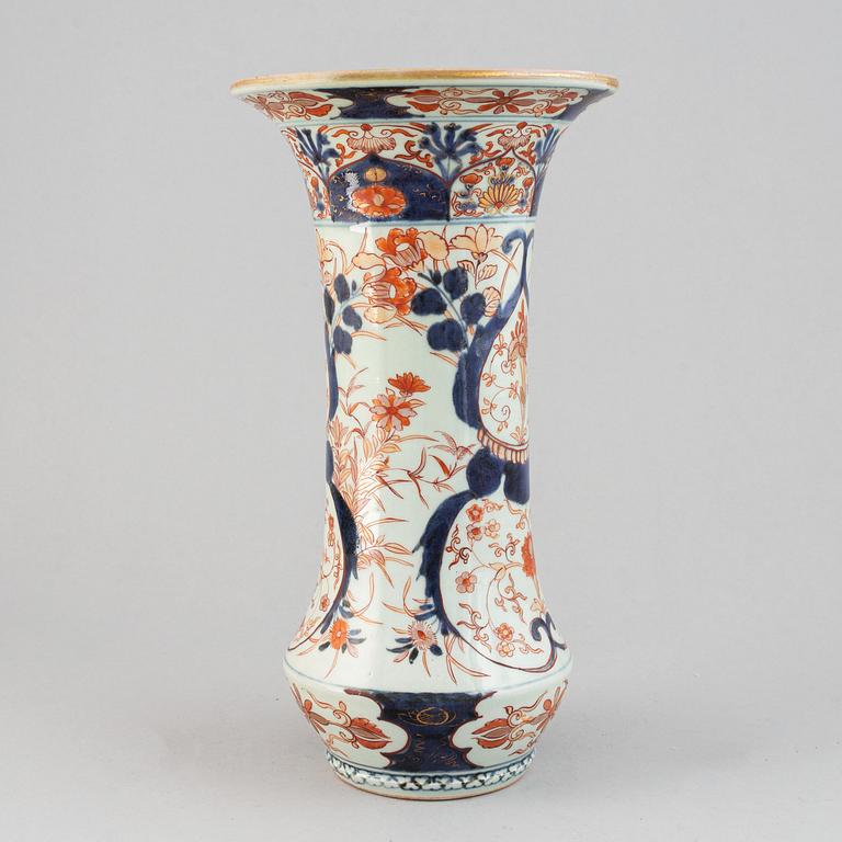 An imari vase, Japan, 19th century.