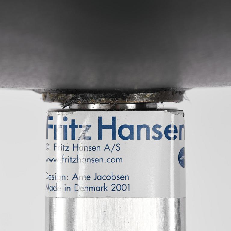 Arne Jacobsen, fåtölj med fotpall, "Ägget", Fritz Hansen, Danmark, 2001.