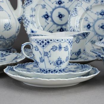 SERVISDELAR, porslin, 66 delar, "Musselmalet", Royal Copenhagen.