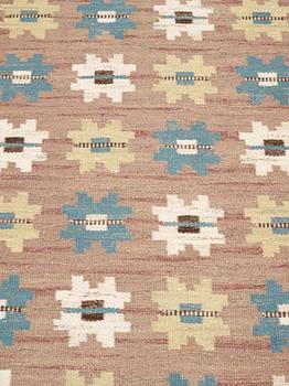 CARPET. "Kryptans matta" ("Sipporna"). Flat weave. 308 x 195,5 cm. Signed AB MMF.