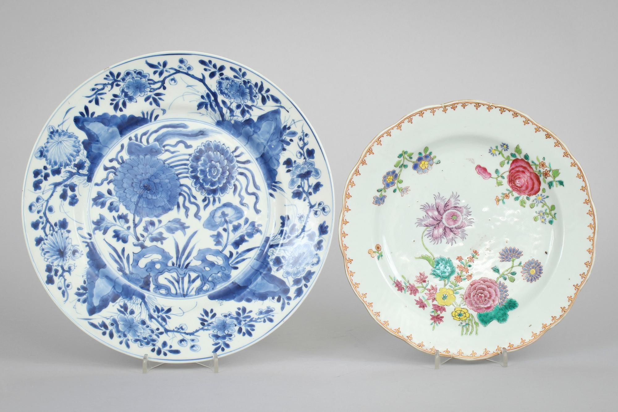 TALLRIK och FAT, porslin, Kina. Kangxi och Famille Rose, 1700-tal.