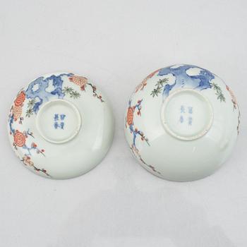 Skålar med lock, fyra stycken, samt tre fat, porslin, Fuki-Chosun, Japan, Meiji/Taishō (1868-1926).