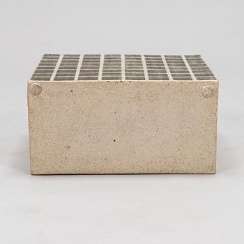 Minni Lukander, A sculpture /urn signed Minni 1984 Arabia.