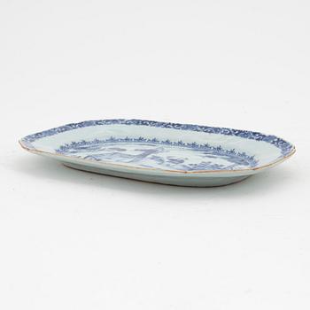 A Chinese blue and white porcelain charger, Qing dynasty, Qianlong (1736-95).