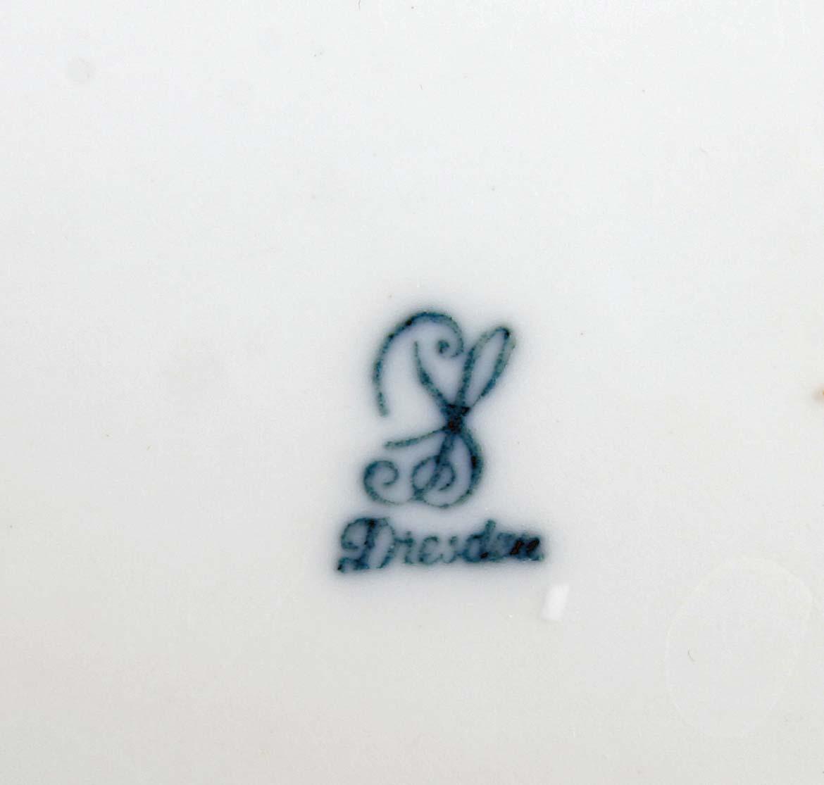 KANDELABRAR, ett par, MED SKÅL. Porslin, Dresden. Rokokostil.