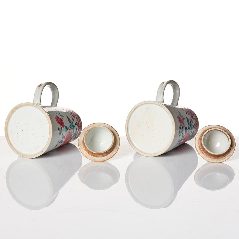 Kaffekannor med lock, ett par, porslin. Qingdynastin, Qianlong (1736-95).