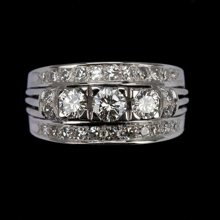 RING, vitguld 18K, briljantslipade diamanter, tot. 0,90 ct. Vikt 6,5 g.