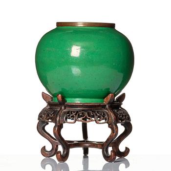 An apple green ge glazed jar, Qing dynasty, presumably 18th Century.