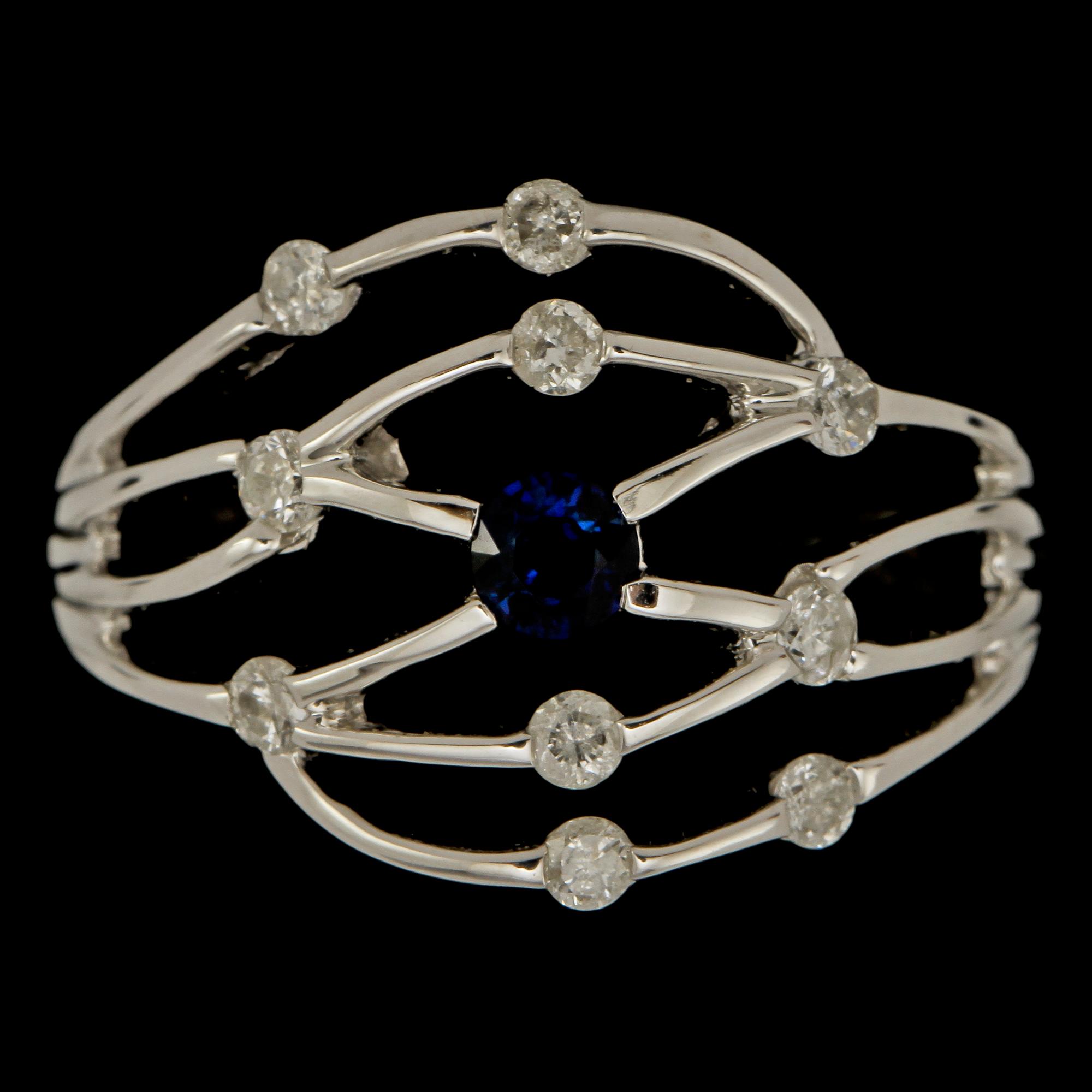RING, 14k vitguld med fasettslipad blå safir samt 10 små briljantslipade diamanter, 2000-tal. Vikt 3 g.