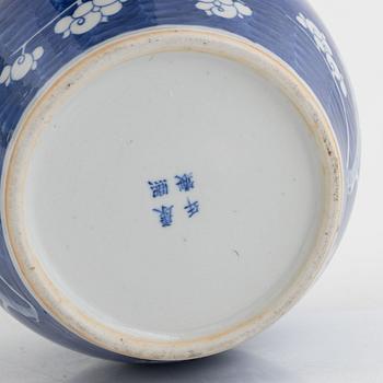 A Chinese porcelain urn with cover, 20th Century.