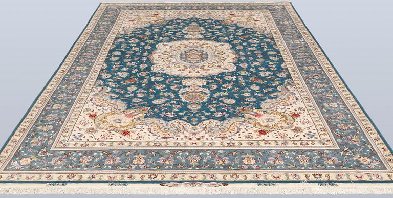 A part silk Tabriz carpet, so-called 50 Raj, approx. 306 x 200 cm.