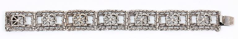 ARMBAND, silver, Pentti Sarpaneva, Finland, 1900-talets andra hälft. Vikt 30 gram.